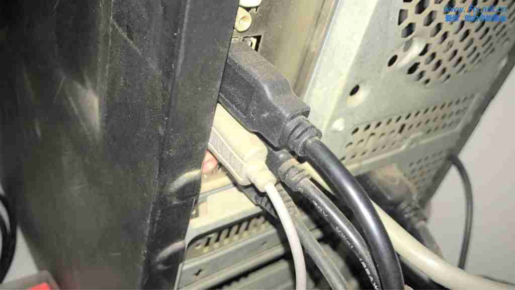 最好把数据线插主机后面